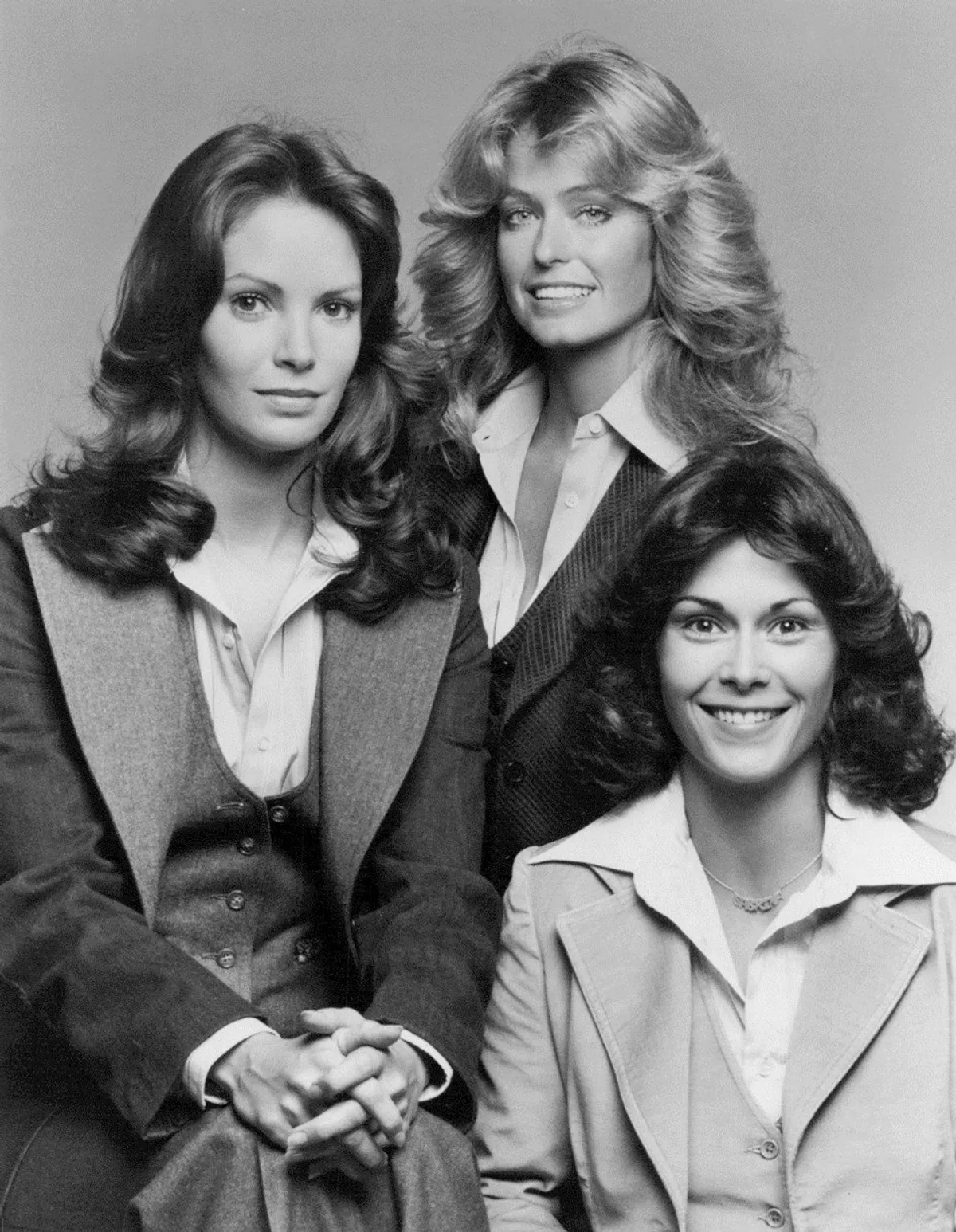"Drei Engel für Charlie"-Besetzung der ersten Staffel (1976-1977): Jaclyn Smith, Farrah Fawcett und Kate Jackson | Quelle: Wikimedia Commons Images