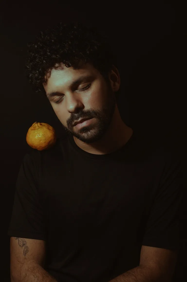 Hombre con los ojos cerrados. | Foto: Pexels