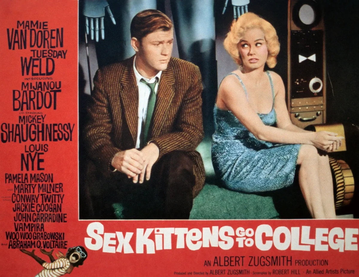 Martin Milner y Mamie Van Doren en la tarjeta de presentación de "Sex Kittens Go To College", película protagonizada por Nancy Bacon, 1960. | Foto: Getty Images