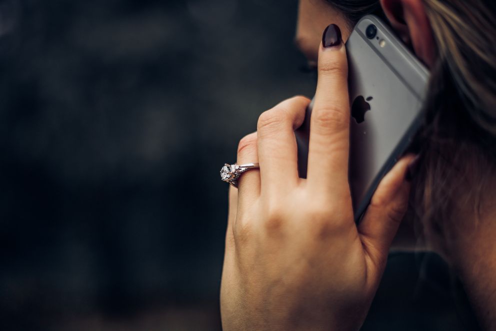 Una mujer hablando a través de un teléfono celular. | Foto: Unsplash
