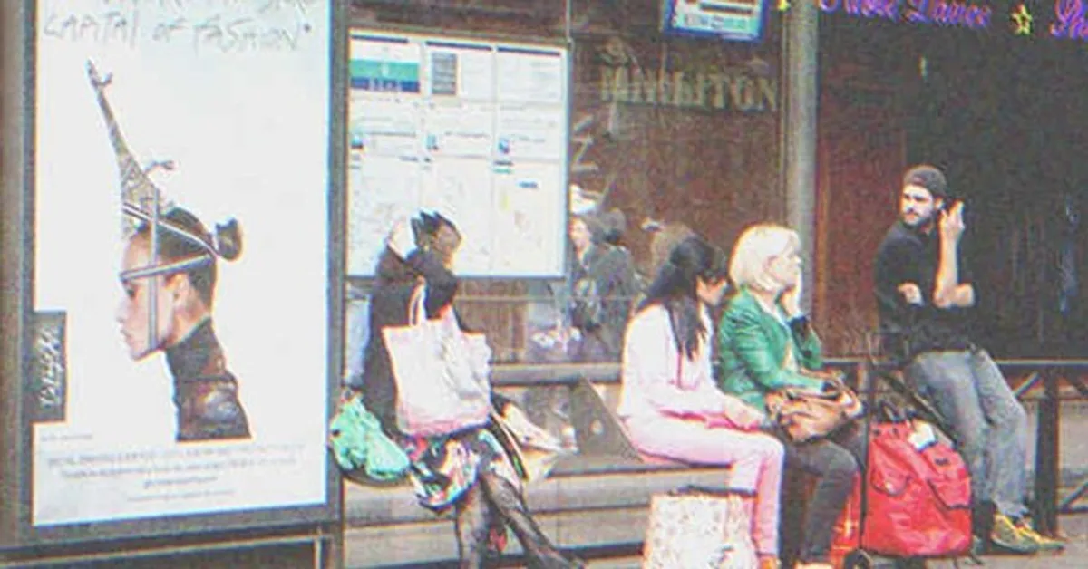 Plusieurs personnes à un arrêt de bus. | Photo : Shutterstock