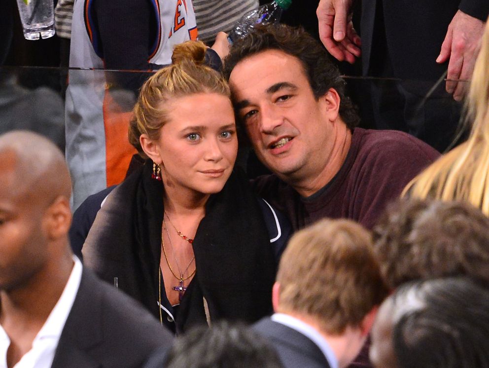 Mary-Kate Olsen y Olivier Sarkozy en el partido Dallas Mavericks vs New York Knicks en el Madison Square Garden, el 9 de noviembre de 2012 en Nueva York. | Foto: Getty Images
