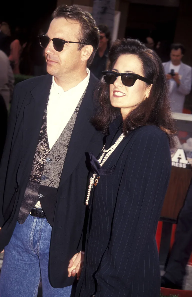 Kevin Costner et son épouse Cindy Costner assistent à la première de "Robin des Bois : le Prince des Voleurs" à Westwood, le 10 juin 1991, au Mann Village et au Bruin Theatres à Westwood, en Californie | Photo : Getty Images
