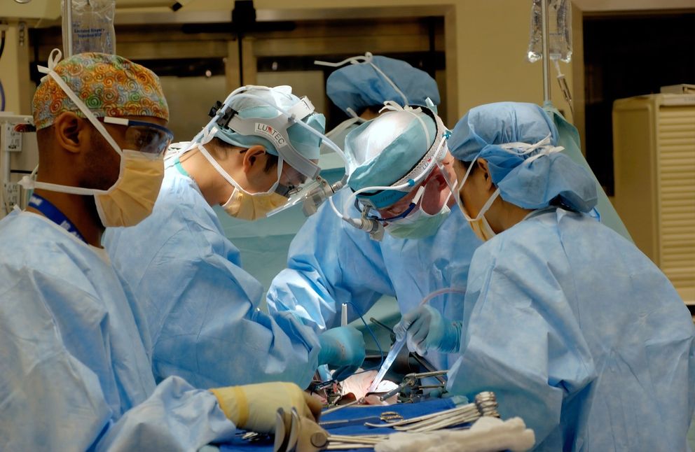 Un equipo médico realizando una cirugía. | Foto: Unsplash