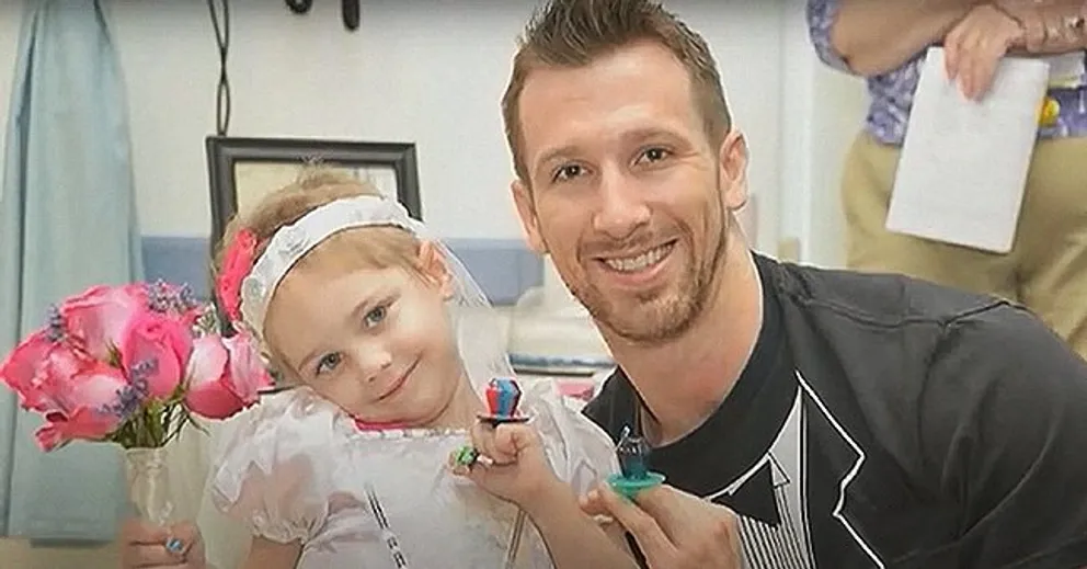 Une fillette de quatre ans luttant contre le cancer obtient le mariage de ses rêves à l'hôpital. | Photo : youtube.com/CBS News