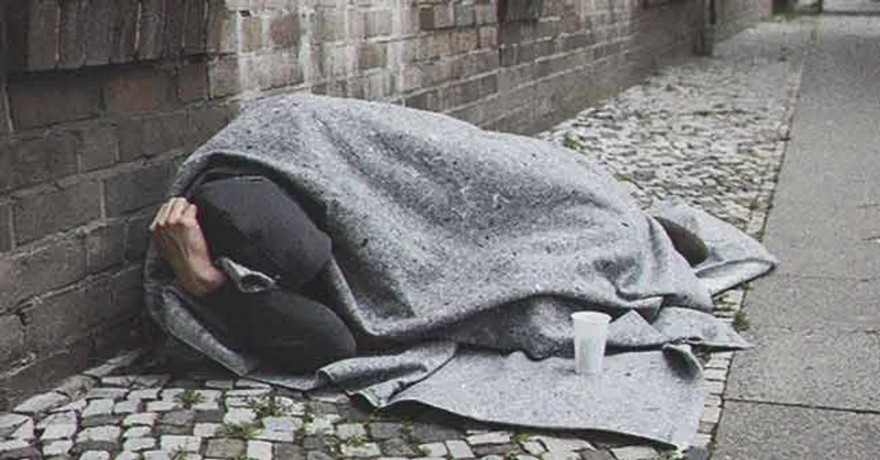 C'était la première fois que Diana voyait un sans-abri dans sa petite ville, alors elle a tenu à l'aider | Source : Shutterstock