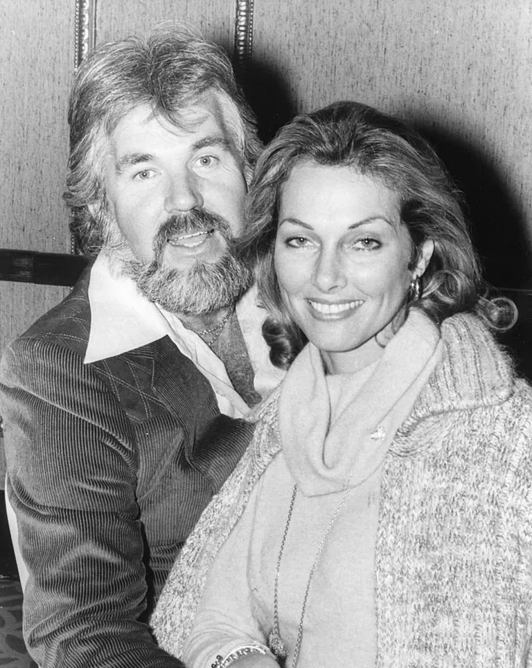 Portrait du chanteur Kenny Rogers et de sa femme, l'actrice Marianne Gordon, avant sa tournée de concerts dans le pays après son arrivée en Grande-Bretagne, le 7 novembre 1977. | Photo : Getty Images