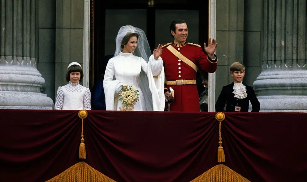 La princesse Anne et Mark Phillips saluent depuis le balcon du palais de Buckingham après leur mariage le 14 novembre 1973 à Londres, en Angleterre | Source : Getty Images