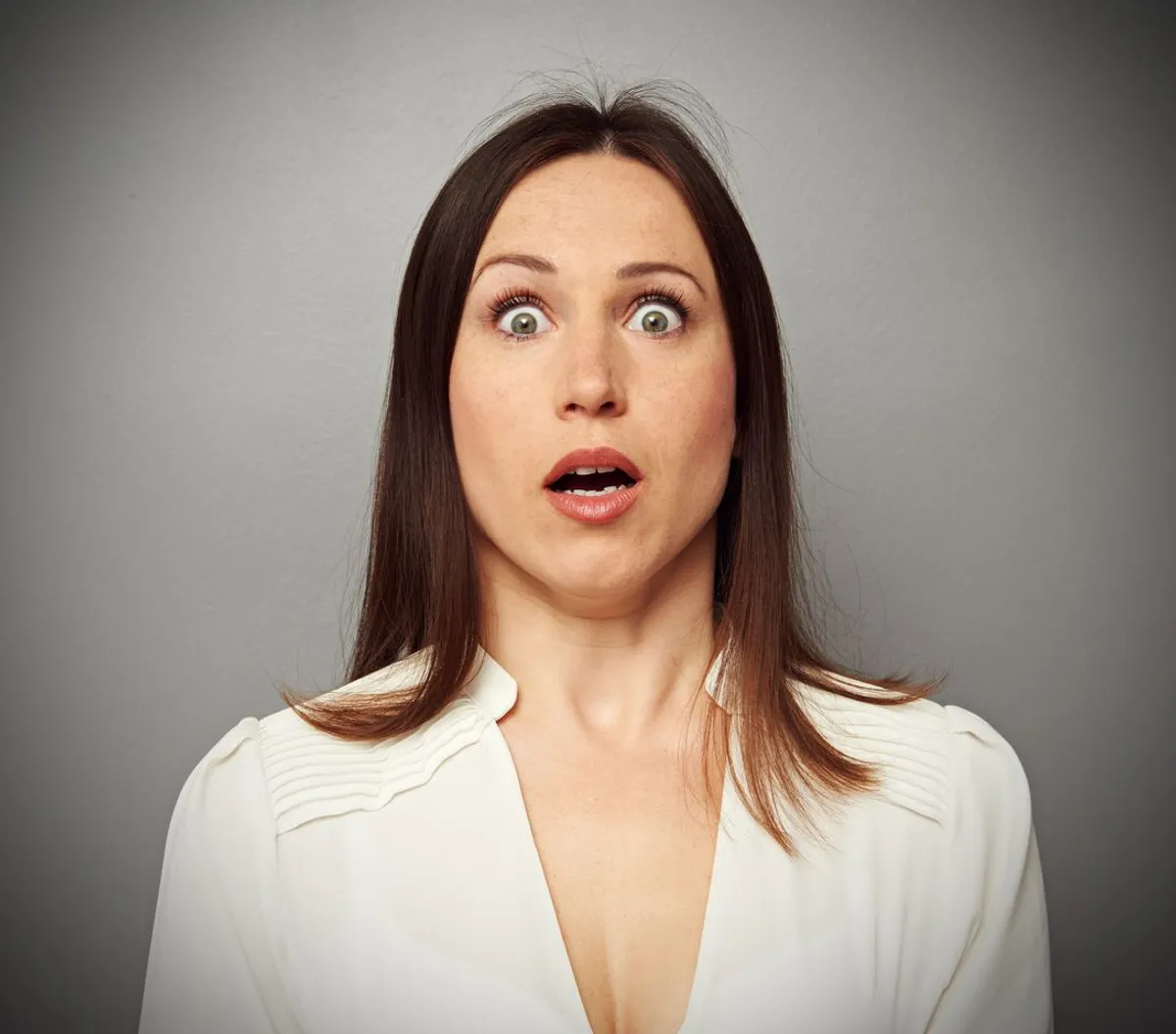 Une femme regarde la caméra d'un air choquée. | Source : Shutterstock
