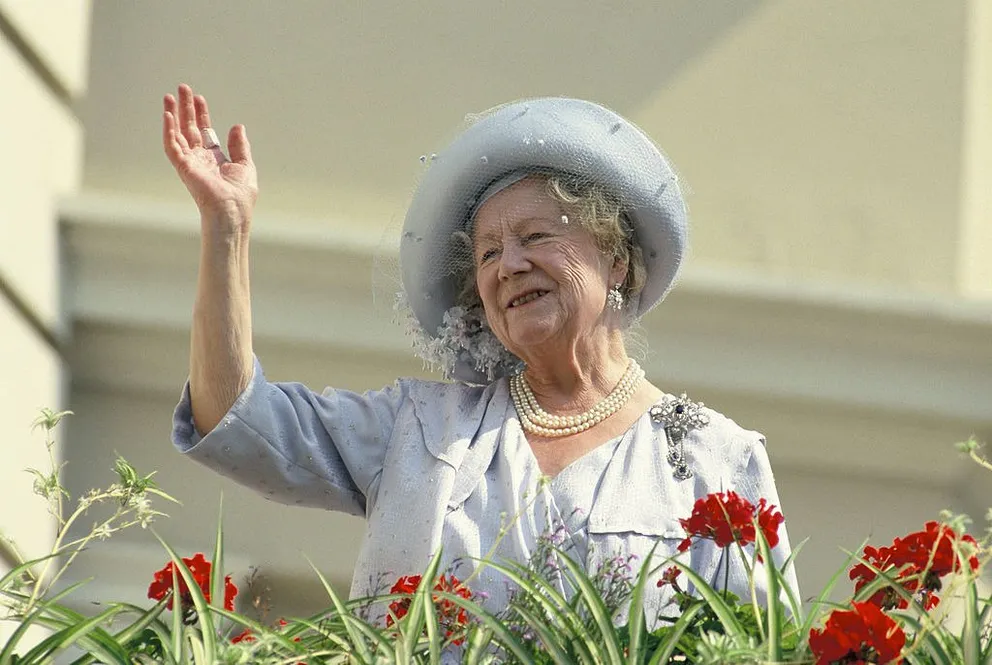 La Reine mère salue les spectateurs lors de la célébration de son 90e anniversaire le 4 août 1990 | Photo : Getty Images