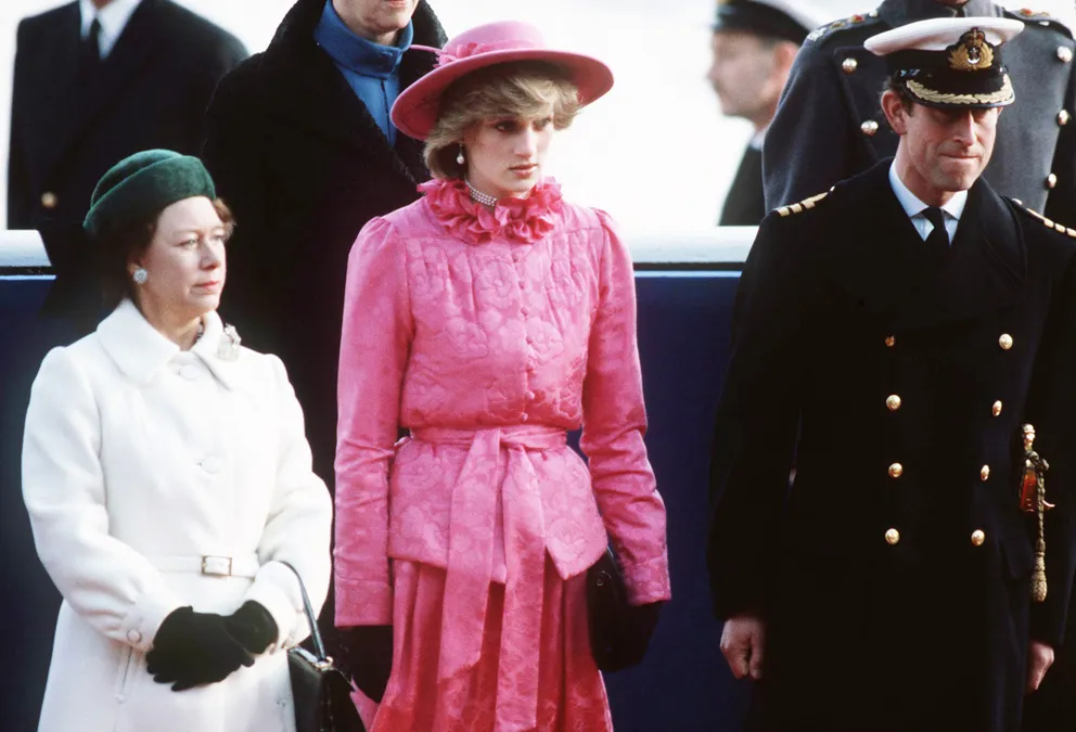 La princesa Diana junto a la princesa Margaret y el príncipe Charles en Londres, en noviembre de 1982. | Foto: Getty Images