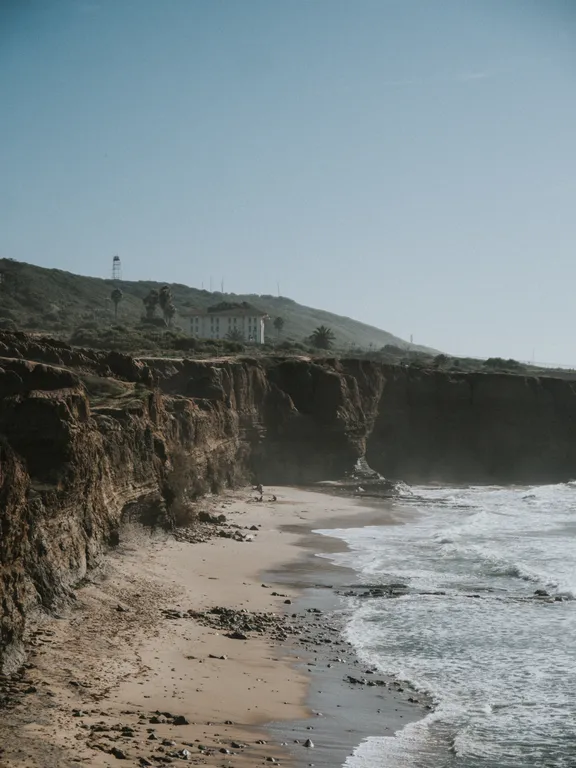 Una casa construida sobre unos riscos cerca del mar. | Foto: Pexels
