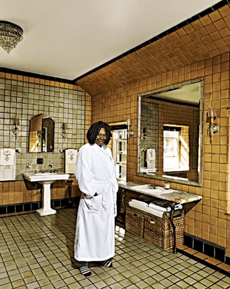Whoopi Goldberg posant dans sa salle de bains dans le manoir du New Jersey | Photo : Facebook/Michael McCrudden