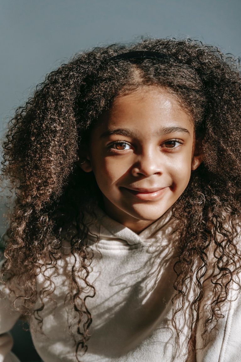 Una niña sonriendo contenta. | Foto: Pexels