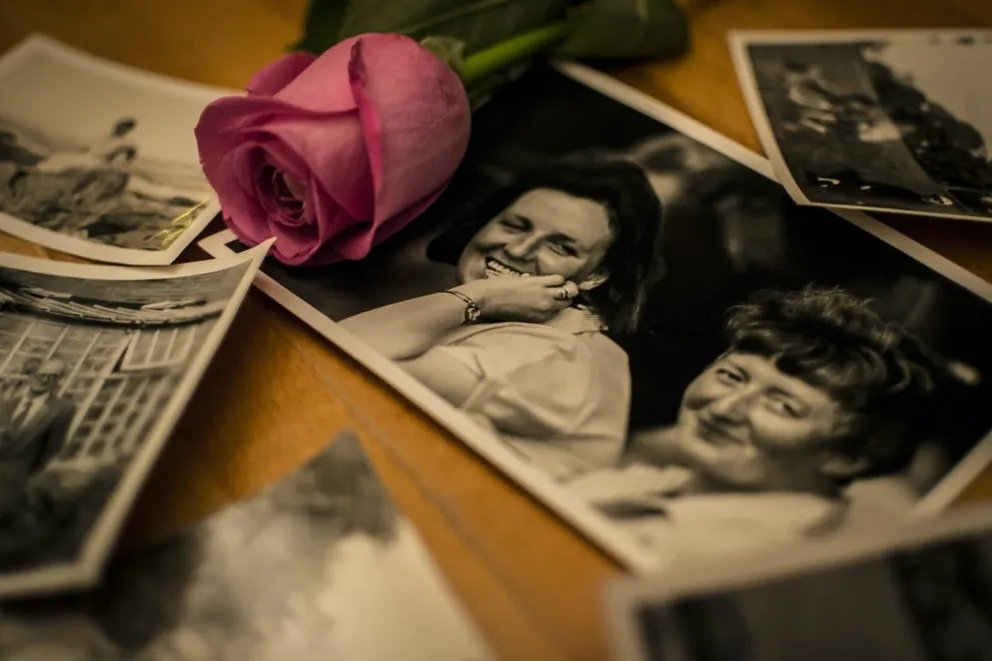 Walter a commencé à trouver de vieilles photographies sur la tombe de sa mère | Source : Unsplash