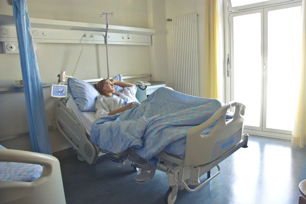 Una mujer recostada en una cama de hospital. | Foto: Pexels