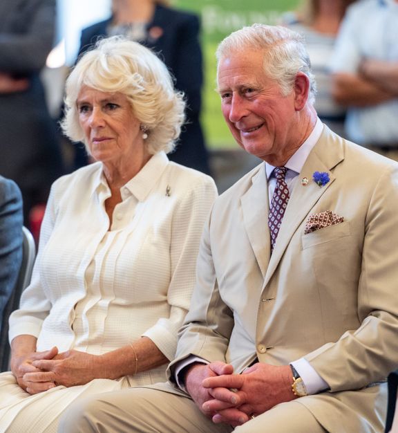 El príncipe Charles y Camilla, duquesa de Cornualles, asisten a una actuación en The Strand Hall el 4 de julio de 2018 en Builth Wells, Gales. | Foto: Getty Images