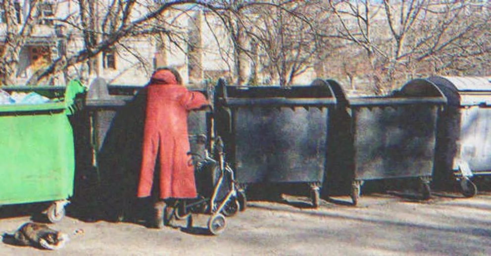 William a revu Amanda 53 ans plus tard, fouillant les poubelles pour trouver de la nourriture | Photo : Shutterstock
