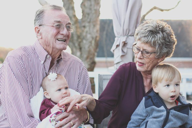 Abuelos y niños. | Foto: Pexels