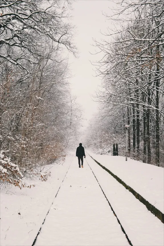 Hombre caminando por la nieve. | Foto: Pexels