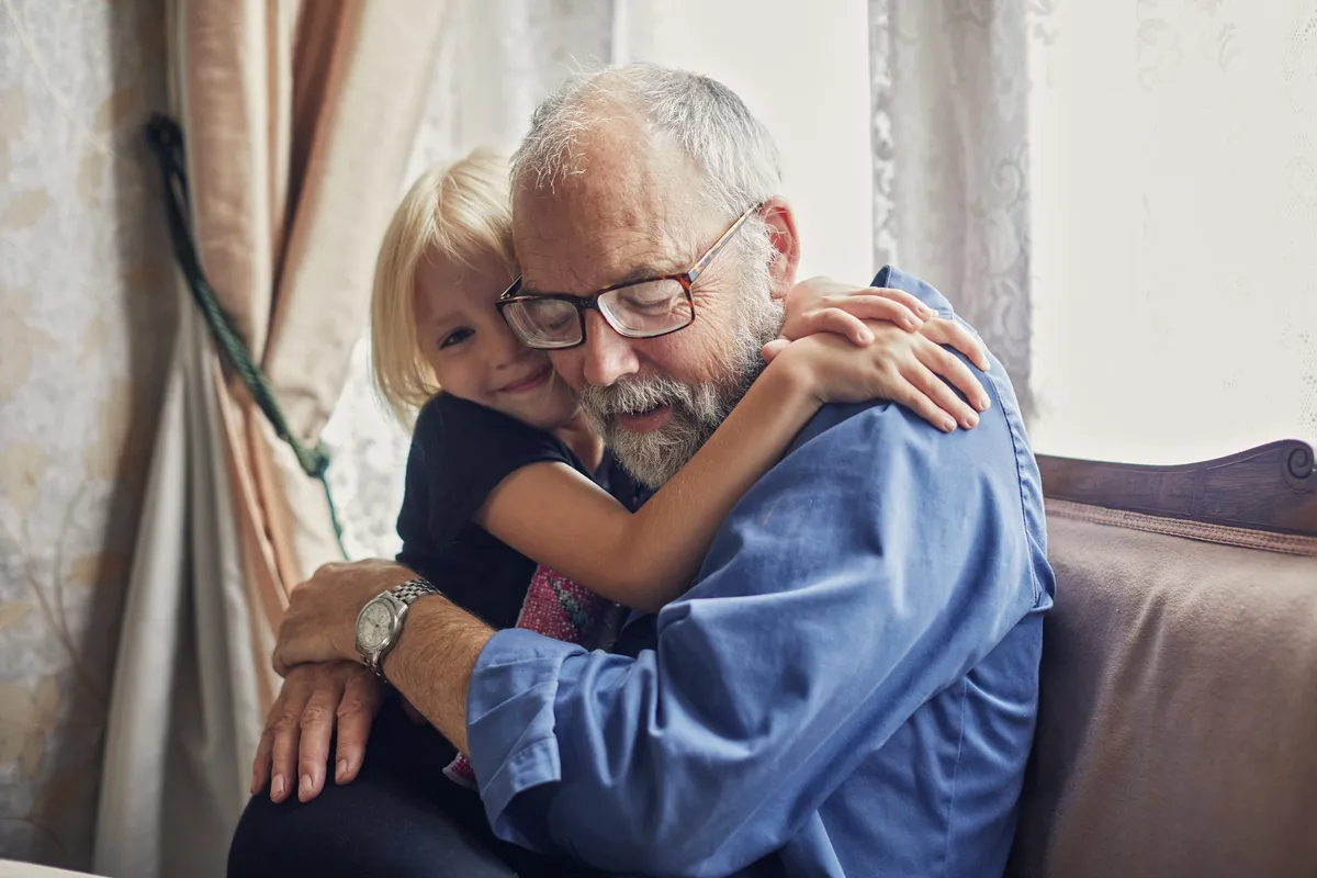 Anciano con su nieta. | Foto: Getty Images