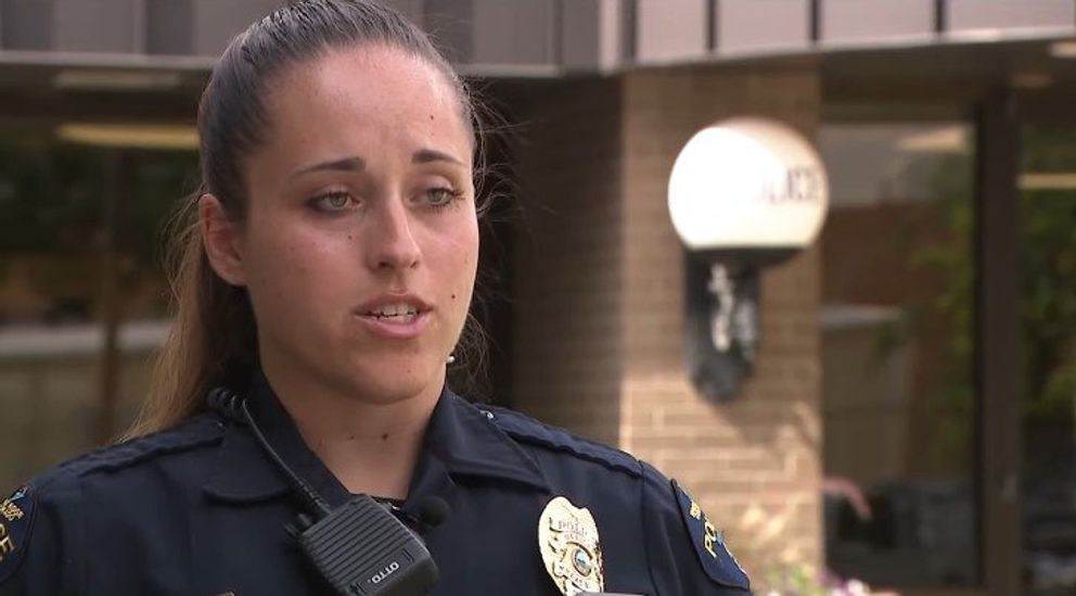 La oficial de policía que llegó a la escena hablando en una entrevista. | Foto: Youtube/Denver7 – The Denver Channel