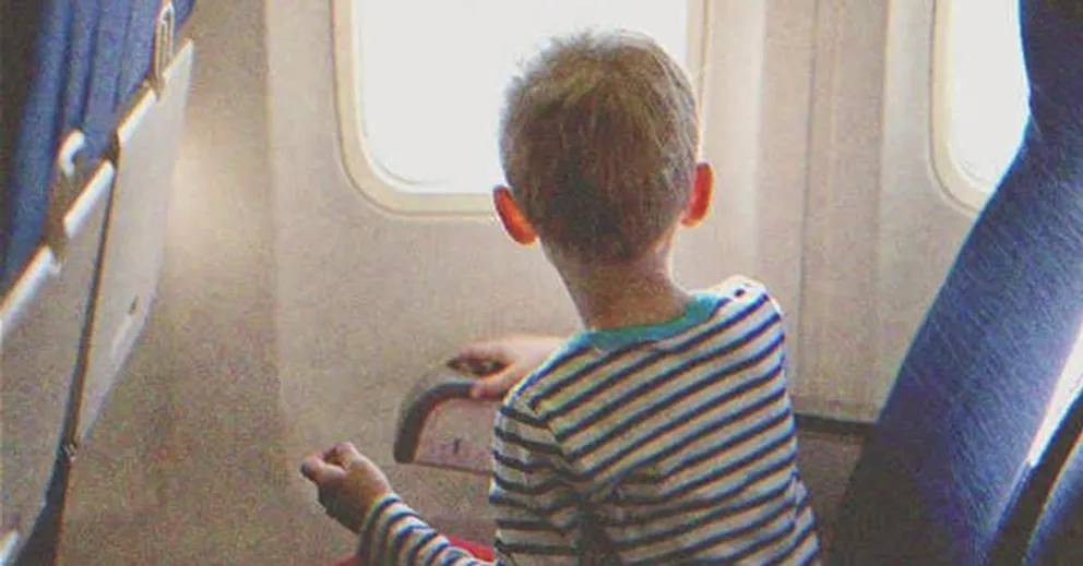 Lucas voyageait avec sa famille lorsqu'il a remarqué que quelque chose n'allait pas dans l'avion. | Source : Shutterstock