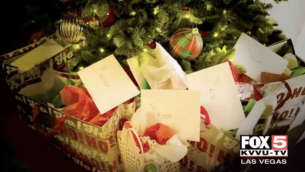 Des cadeaux de Noël pour les arrière-petits-enfants de Setzler. | Photo : YouTube.com/FOX 5 Las Vegas