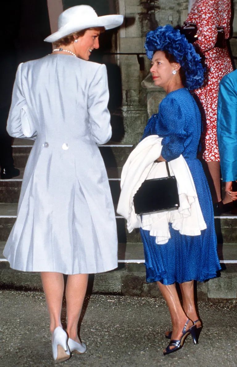 La princesa Diana y la princesa Margaret en la boda de James Ogilvy y Julia Rawlinson en la iglesia de St. Mary The Virgin Saffron Walden, el 30 de julio de 1988. | Foto: Getty Images