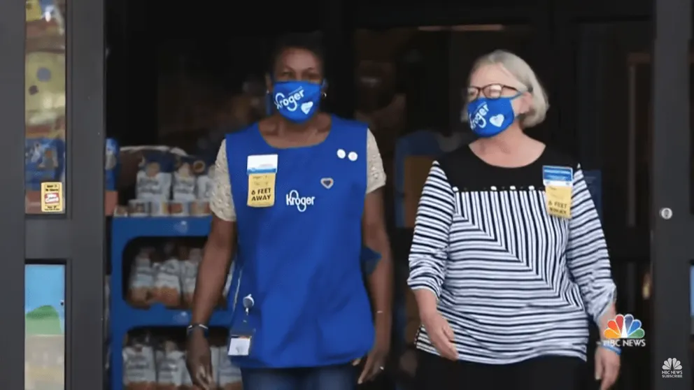 LaShenda Williams y la gerente de Kroger, Jackie Vandal. | Foto: Youtube.com/NBCNews