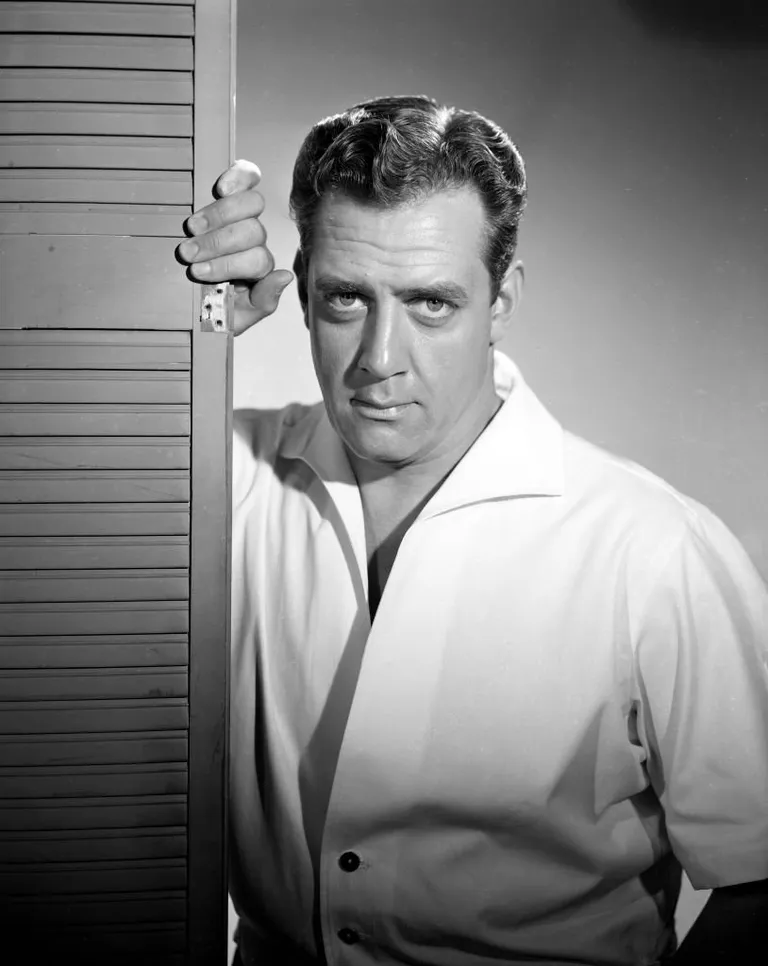 Portrait de Raymond Burr pour la série "Perry Mason" le 1er janvier 1957, à Los Angeles | Photo : Getty Images
