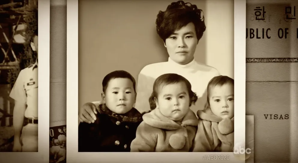 Connie est photographiée avec les jumeaux Sandra et James, et son autre fils, Jae-Im. | Photo : YouTube.com/ABC News