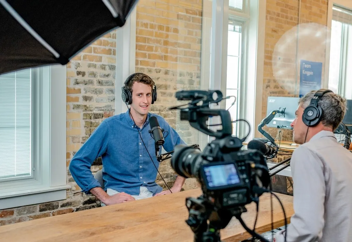 Karl a trouvé un emploi dans une chaîne de télévision locale | Source : Unsplash