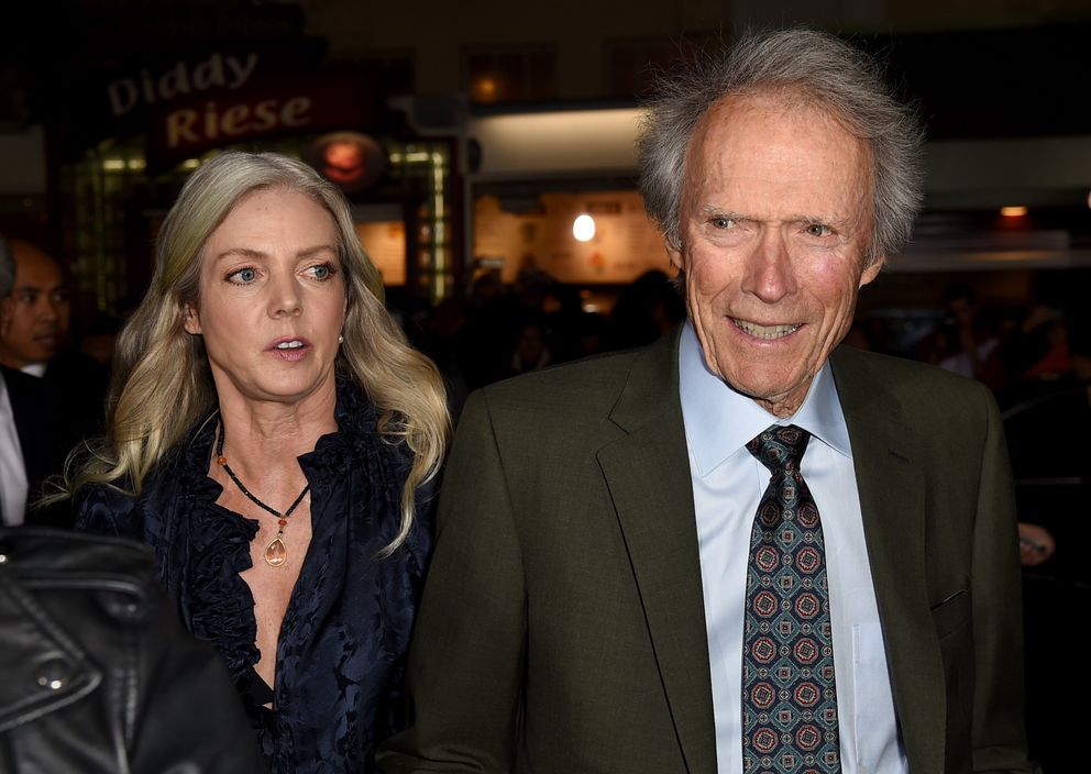 Clint Eastwood con su novia Christina Sandera en el Village Theatre, el 10 de diciembre de 2018 en Los Ángeles, California. | Foto: Getty Images