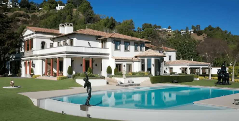 Vue de la demeure de 85 millions de dollars de Sylvester Stallone à Beverly Hills | Photo : Youtube/hilton&hyland
