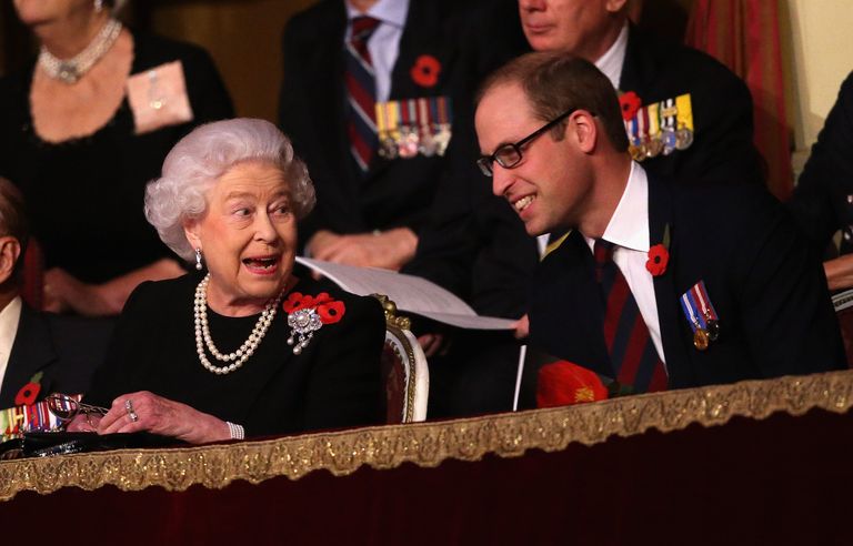 La reina Elizabeth II y el príncipe William fotografiados en el palco real del Royal Albert Hall durante el Festival Anual del Recuerdo el 7 de noviembre de 2015. | Foto: Getty Images