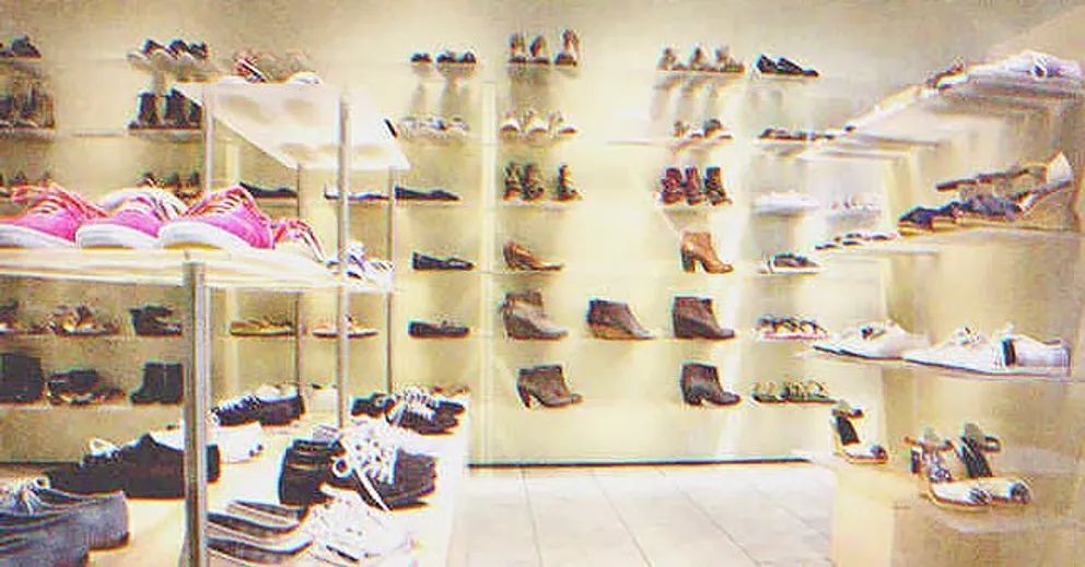 Estantería con zapatos en una tienda de calzado. | Foto: Shutterstock