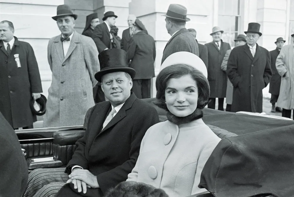 John F. Kennedy et Jacqueline "Jackie" Kennedy après que le premier a prêté serment en tant que président des États-Unis en 1961 à Washington, D.C. | Photo : Getty Images