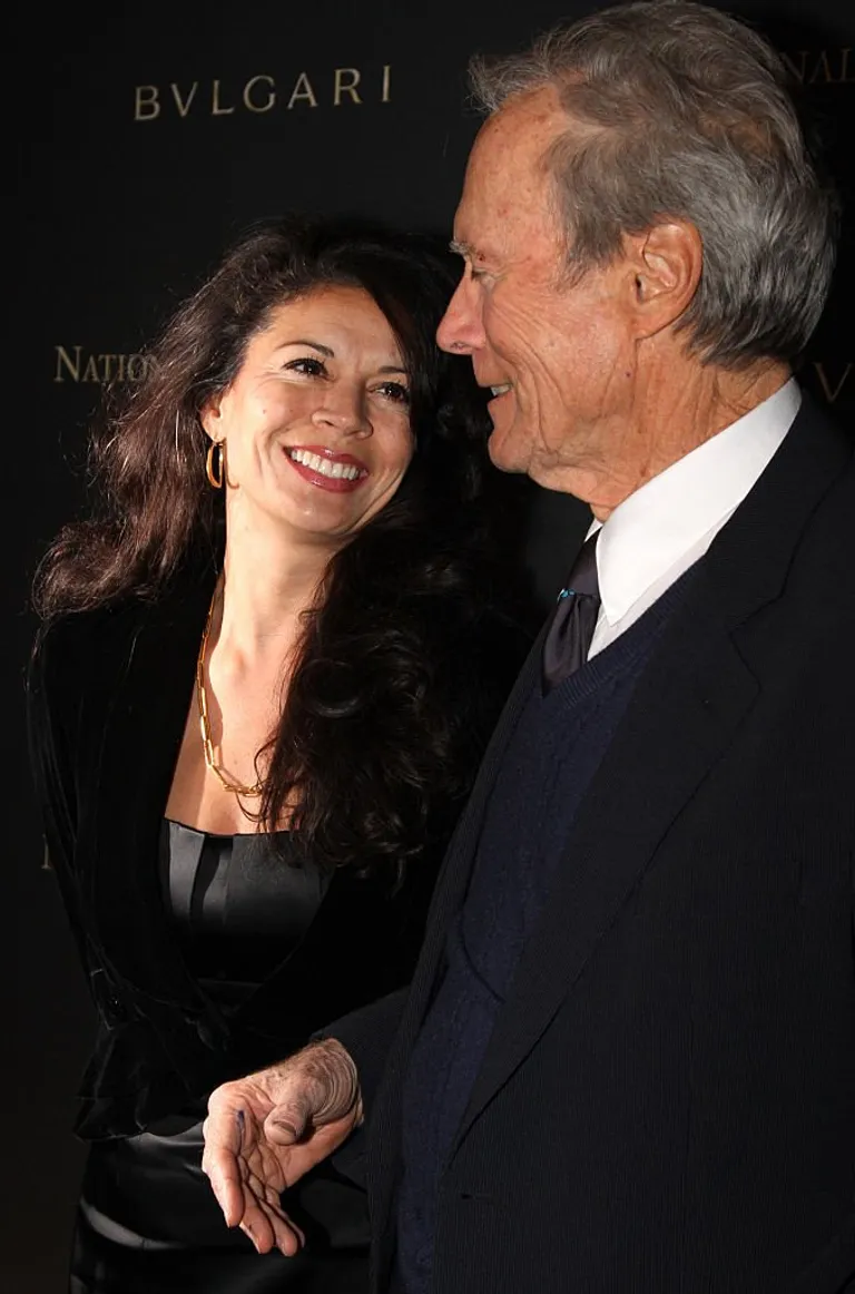 Dina Eastwood et Clint Eastwood arrivent au gala de remise des prix 2008 du National Board of Review au Cipriani le 14 janvier 2009. | Photo : Getty Images