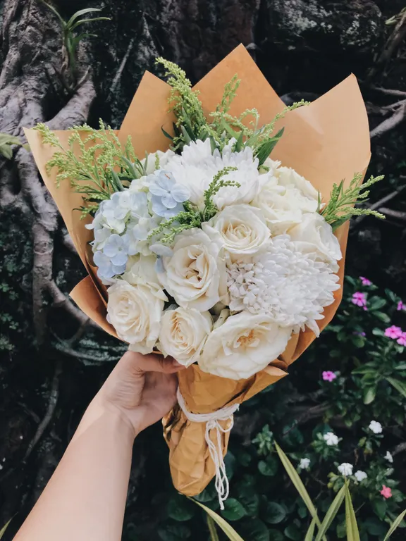 Ramo de flores y rosas blancas. | Foto: Unsplash