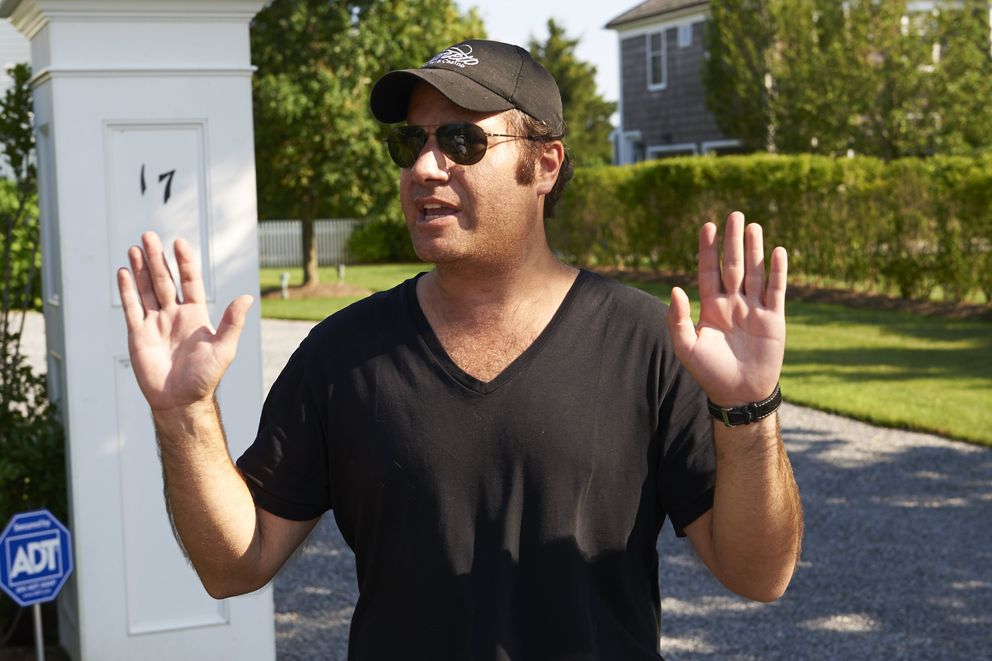 Andrew Silverman s'adressant aux médias après avoir regagné la maison que lui et sa femme Lauren Silverman louent chaque année à Bridgehampton, New York, le 2 août 2013 | Source : Getty Images