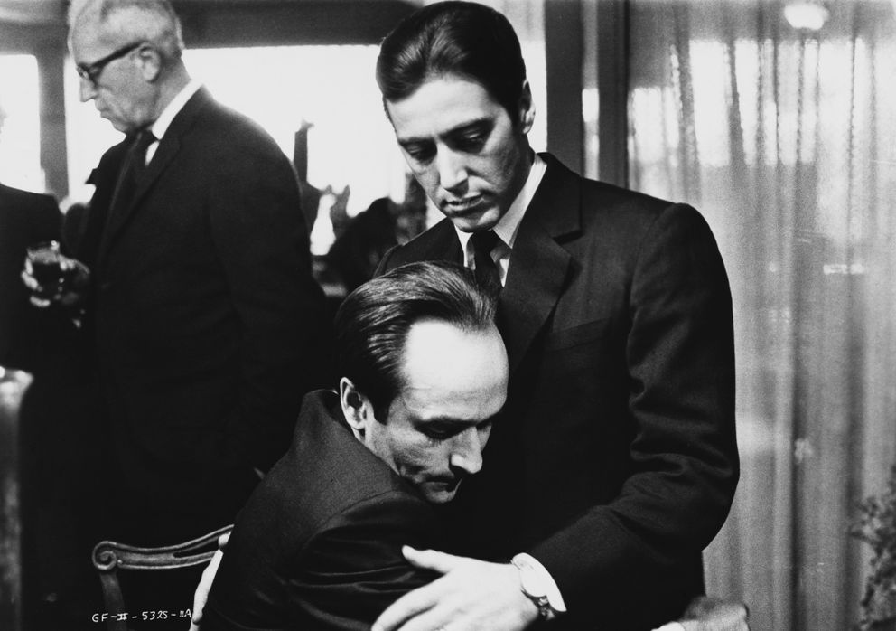 Frederico "Fredo" Corleone (John Cazale) tient son frère Michael Corleone (Al Pacino) lors d'un enterrement familial dans "Le Parrain" : Partie II" | Source : Getty Images