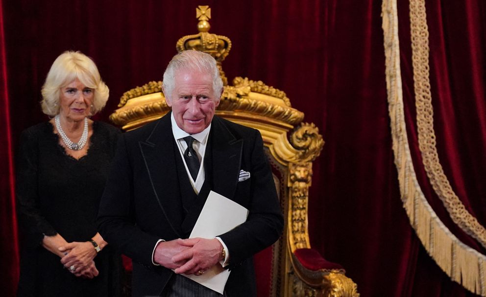 Camilla, reine consort, regarde le roi Charles III de Grande-Bretagne sourire lors d'une réunion du Conseil d'adhésion au palais de St James à Londres, le 10 septembre 2022. | Source : Getty Images