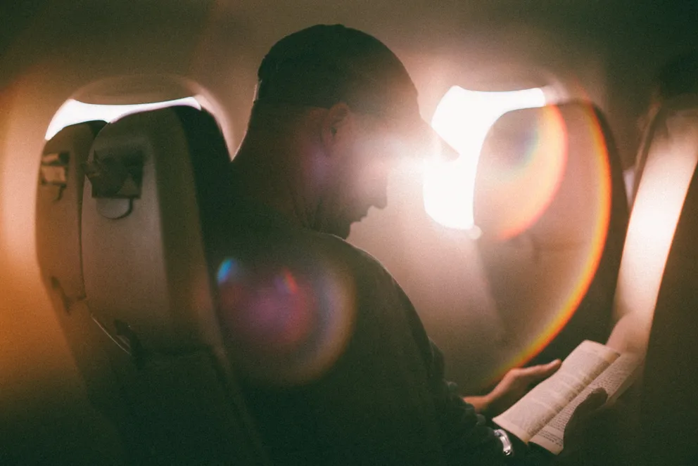 Un hombre sentado en su asiento en un vuelo. | Foto: Unsplash