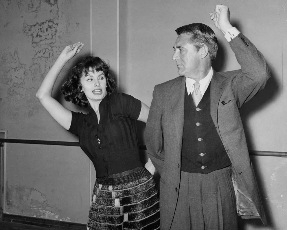 Sophia Loren apprend à son co-star Cary Grant à danser le flamenco, pendant le tournage de "L'orgueil et la passion", 1957. | Photo : Getty Images