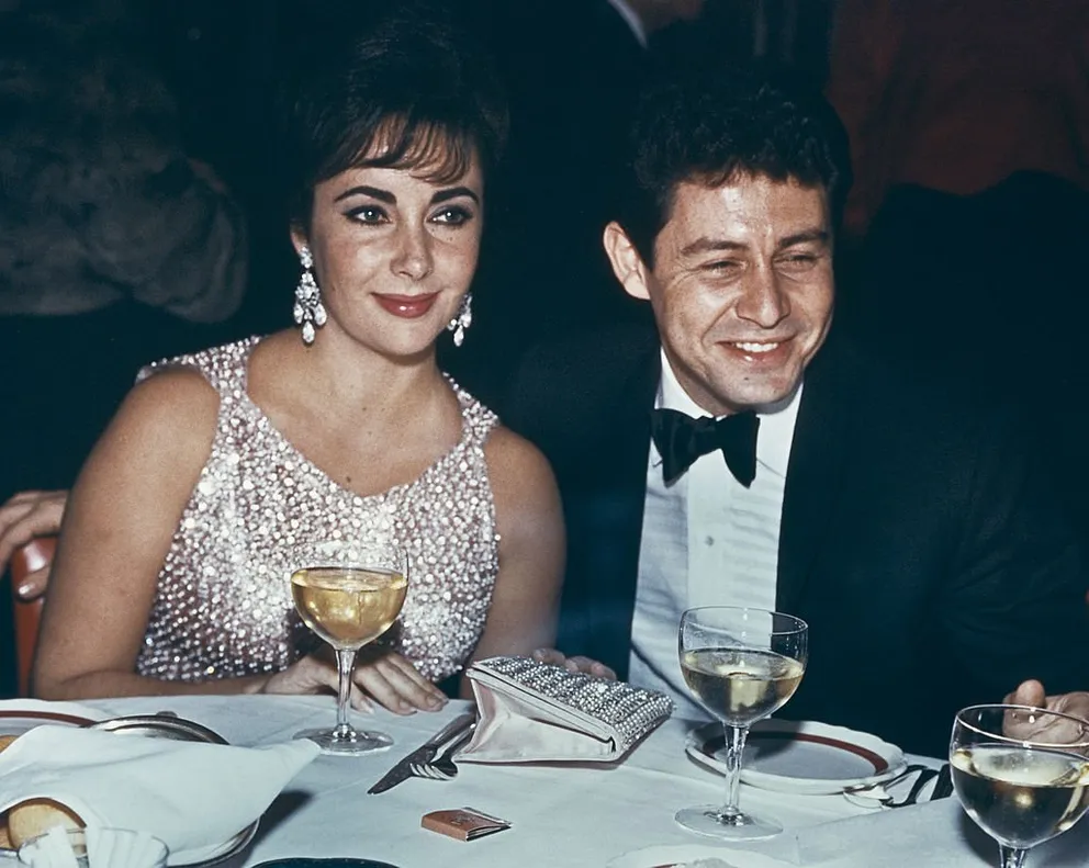 Elizabeth Taylor et Eddie Fisher dînant lors d'un événement, vers 1959. | Photo : Getty Images