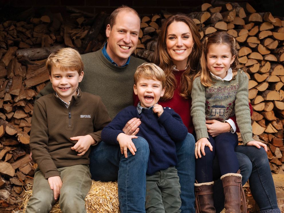 Le Prince William, Prince de Galles et Catherine, Princesse de Galles avec leurs enfants le Prince George, la Princesse Charlotte et le Prince Louis à Anmer Hall dans le Norfolk. | Source : Getty Images