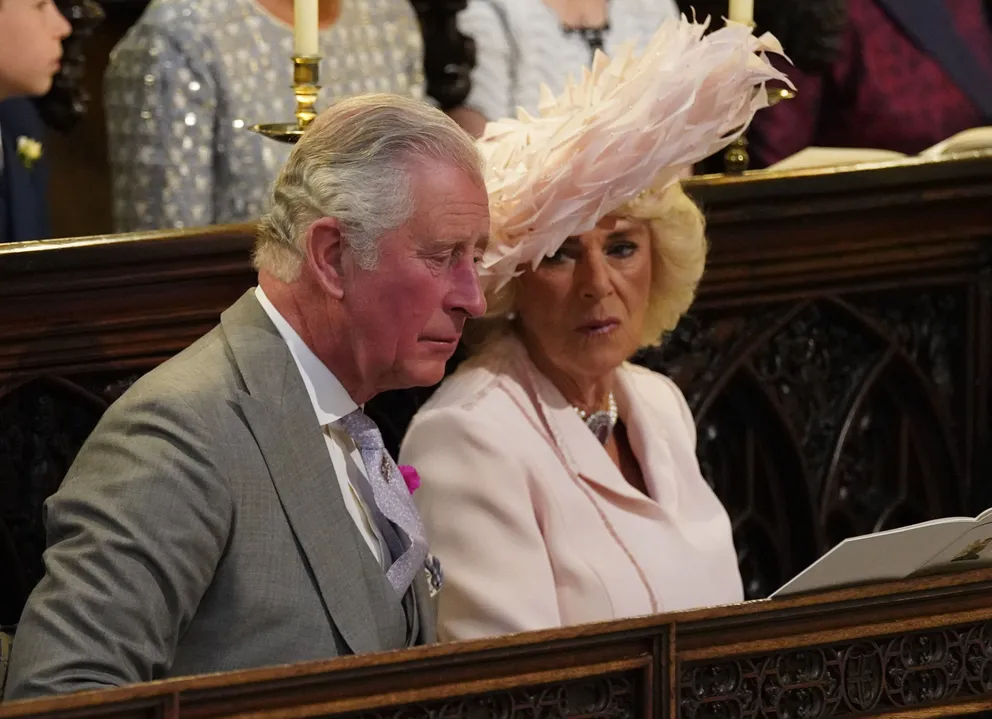 Le prince Charles et Camilla, duchesse de Cornouailles, dans la chapelle pour la cérémonie de mariage du prince Harry, duc de Sussex, et de l'actrice américaine Meghan Markle, dans la chapelle St George, au château de Windsor, le 19 mai 2018. | Source : Getty Images.