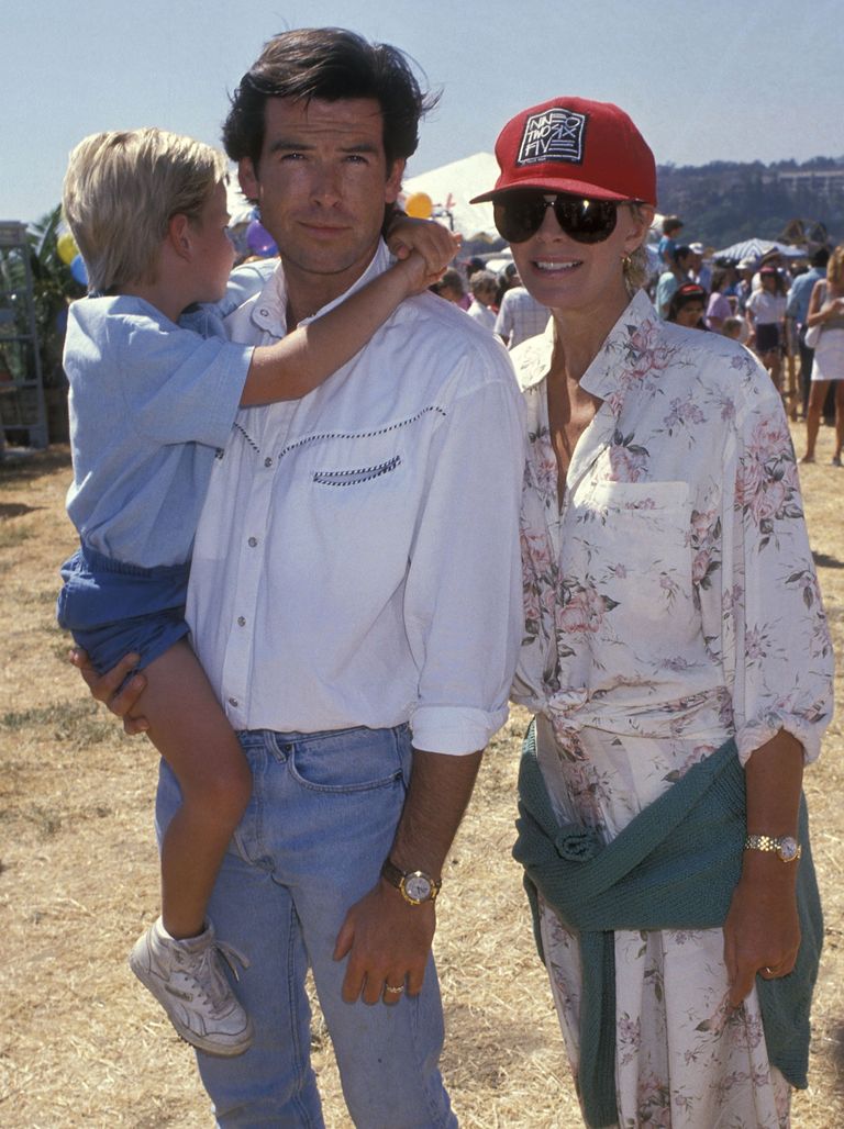Pierce Brosnan et Cassandra Harris avec leur fils Sean à Malibu, Californie 1989. | Source : Getty Images