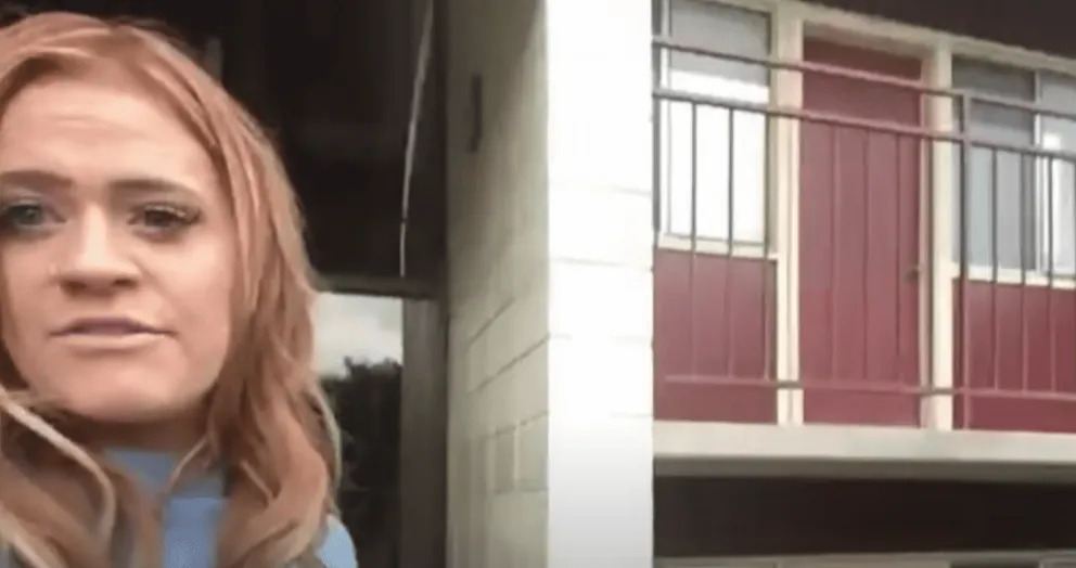 Une femme raconte qu'un harceleur est monté sur son balcon et est entré dans son appartement | Photo : Youtube/Inside Edition